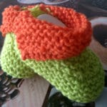 GESTRICKTE BABYSCHUHE IN KIWI/ORANGE