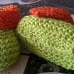 GESTRICKTE BABYSCHUHE IN KIWI/ORANGE