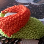 GESTRICKTE BABYSCHUHE IN KIWI/ORANGE