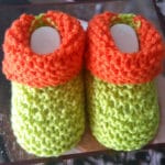 GESTRICKTE BABYSCHUHE IN KIWI/ORANGE