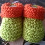 GESTRICKTE BABYSCHUHE IN KIWI/ORANGE