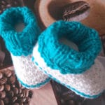 GESTRICKTE BABYSCHUHE IN TÜRKIS/WEISS KAUFEN