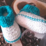 GESTRICKTE BABYSCHUHE IN TÜRKIS/WEISS KAUFEN