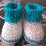 GESTRICKTE BABYSCHUHE IN TÜRKIS/WEISS KAUFEN