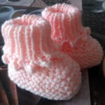 GESTRICKTE BABYSCHUHE ROSA MIT PICOTRAND