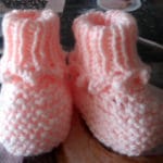 GESTRICKTE BABYSCHUHE ROSA MIT PICOTRAND