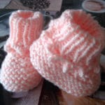 GESTRICKTE BABYSCHUHE ROSA MIT PICOTRAND