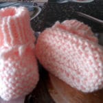 GESTRICKTE BABYSCHUHE ROSA MIT PICOTRAND