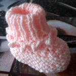 GESTRICKTE BABYSCHUHE ROSA MIT PICOTRAND